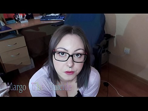 ❤️ Σέξι κορίτσι με γυαλιά πιπιλίζει Dildo βαθιά στην κάμερα ️ Πόρνο ❌❤