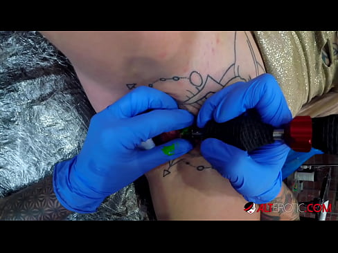 ❤️ Εξαιρετικά τατουάζ hottie Sully Savage έχει ένα τατουάζ στην κλειτορίδα της ️ Πόρνο ❌❤